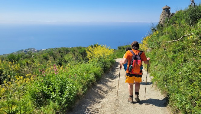groupe de marcheurs sur les sentiers du Monte Epomeo face à la baie de Naples