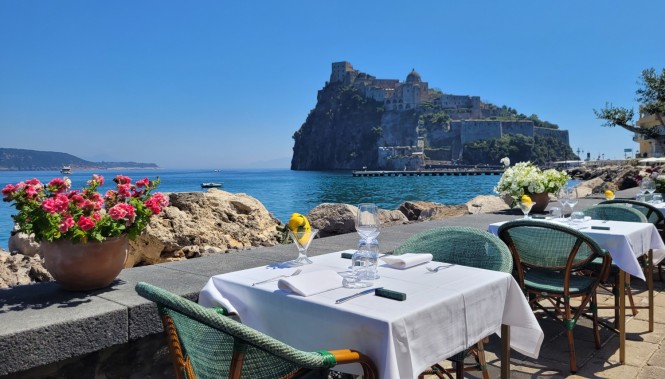 vue sur le château aragonais d’Ischia en bord de mer