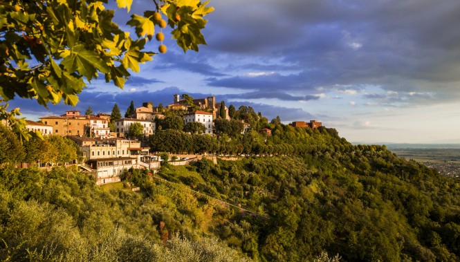 Vue panoramique de Montecatini Alto en Toscane au coucher du soleil