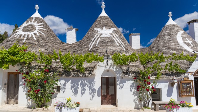 trulli traditionnels d’Alberobello dans les Pouilles