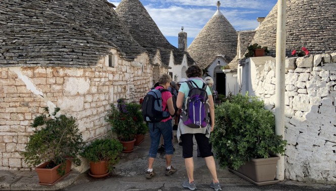 randonneurs dans les ruelles d’Alberobello au milieu des trulli
