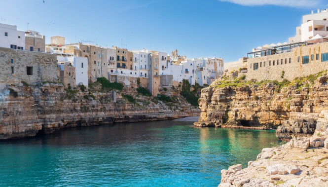 vue sur Polignano a Mare et ses falaises au-dessus de la mer Adriatique