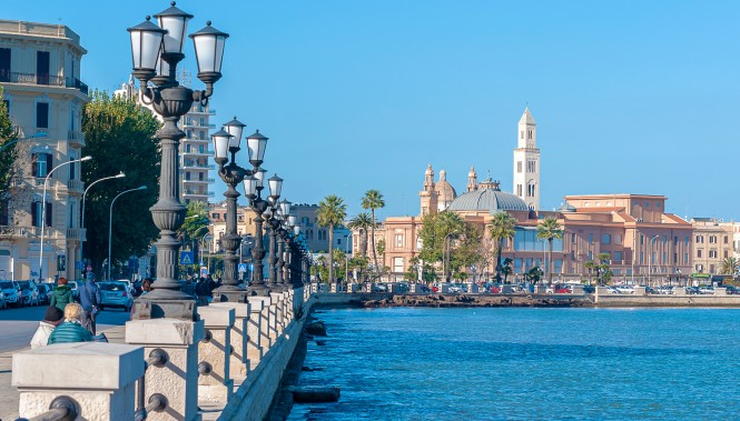 front de mer de Bari avec la basilique San Nicola dans les Pouilles