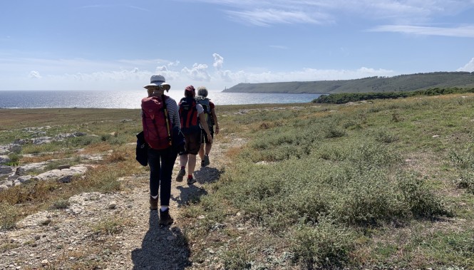 randonneurs sur un sentier côtier près d’Otranto face à la mer Adriatique