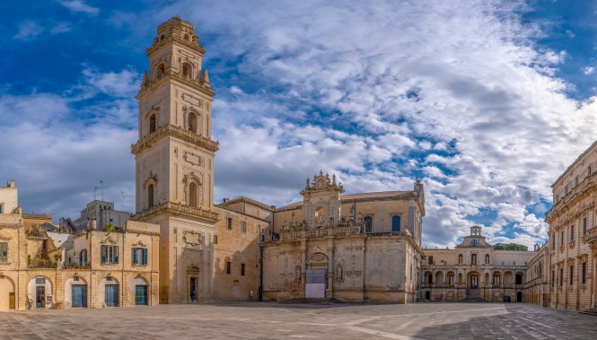 place et cathédrale baroque de Lecce dans les Pouilles