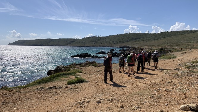 groupe de randonneurs longeant la côte sauvage des Pouilles