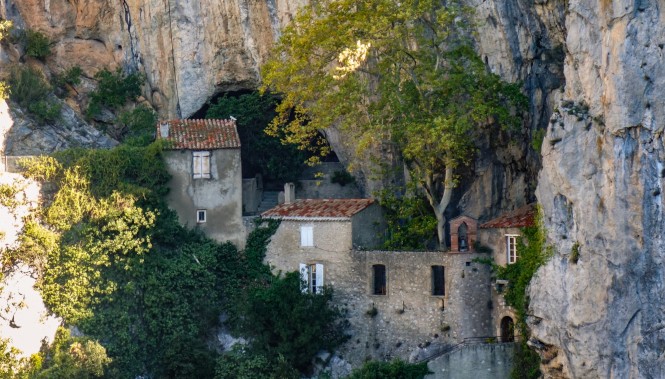 Ermitage Saint-Antoine de Galamus dans les gorges de Galamus sur la Traversée du Pays Cathare