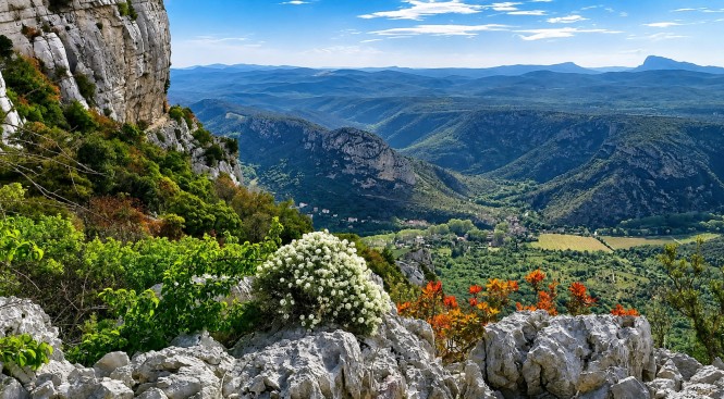 Vue du Pic Saint Loup depuis les Causses du Larzac