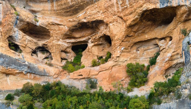 Grottes dans les gorges près d'Alquezar Grottes dans la Sierra de Guara dans les gorges près d'Alquezar