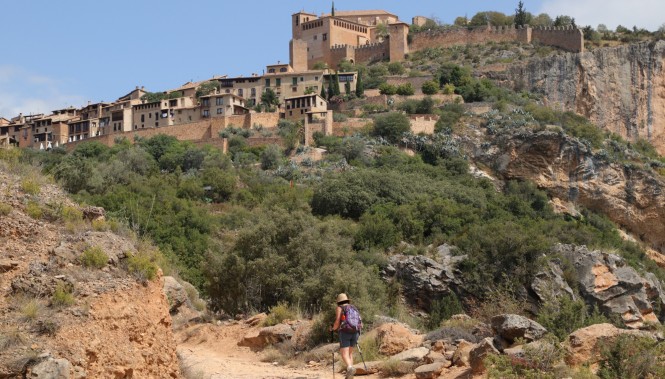 Randonneuse à Alquézar Randonneuse à Alquézar dans la Sierra de Guara