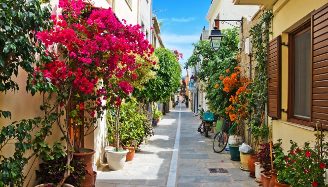 Rethymnon Village en bord de mer en Crète, paysages méditerranéens et ciel bleu éclatant