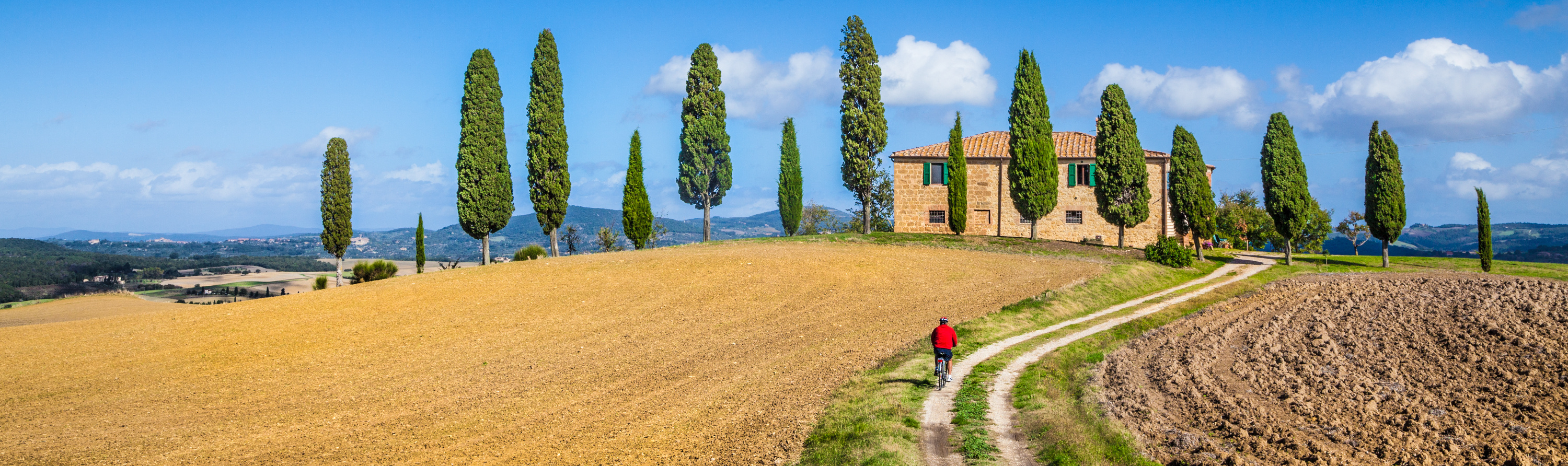 
				<div class='home-header-slider-caption-wrap1'>
					<div class='home-header-slider-caption-wrap2'>
						<div class='home-header-slider-caption'>
							Italie 
							<!--
																												-->
							<div class='home-header-slider-caption-titre'><a href='/randonnee/la-toscane-a-velo,1466' class='color-2'>LA TOSCANE À VÉLO</a></div>
							<div class='home-header-slider-caption-tax'>circuit liberté - 8 jours</div>
						</div>
					</div>
				</div>
				